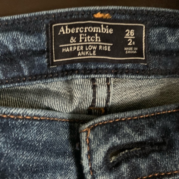 Abercrombie&Fitch Embroidered Low-Rise Ankle Jeans - Picture 7 of 7